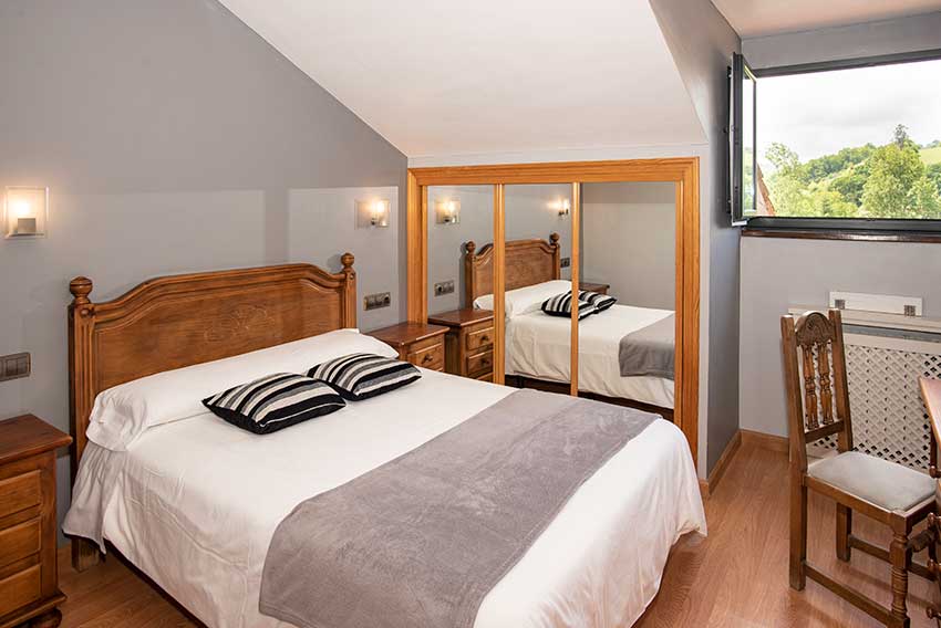 Habitación doble con cama grande a pie de calle.