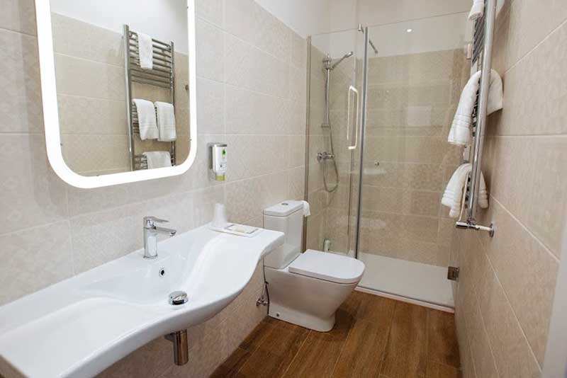 Habitación económica del hotel Santa Cruz de Cangas de Onís, baño