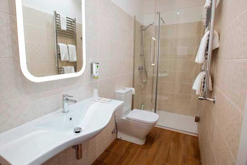 Habitación económica del hotel Santa Cruz de Cangas de Onís, baño