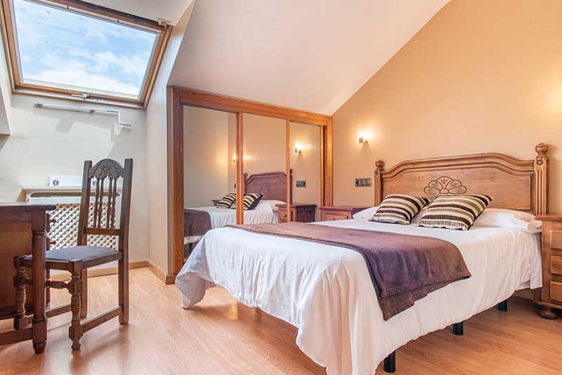 Habitación económica del hotel Santa Cruz de Cangas de Onís