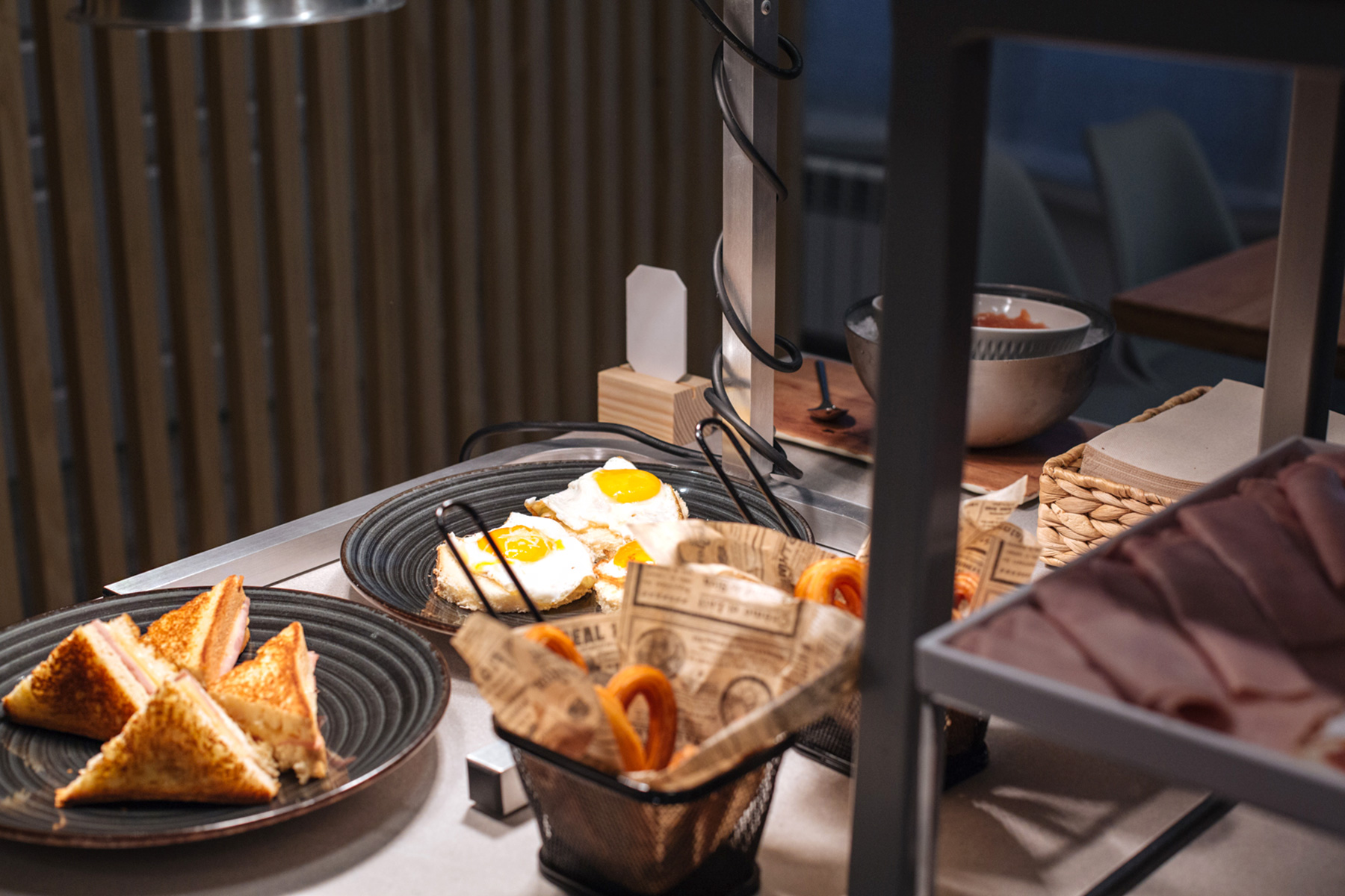 Platos calientes como huevos fritos y sandwich